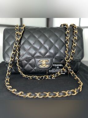 WOW 🤩 !! CHANEL Black Quilted Caviar Leather Jumbo Shoulder Bag in GHW
✅ Live